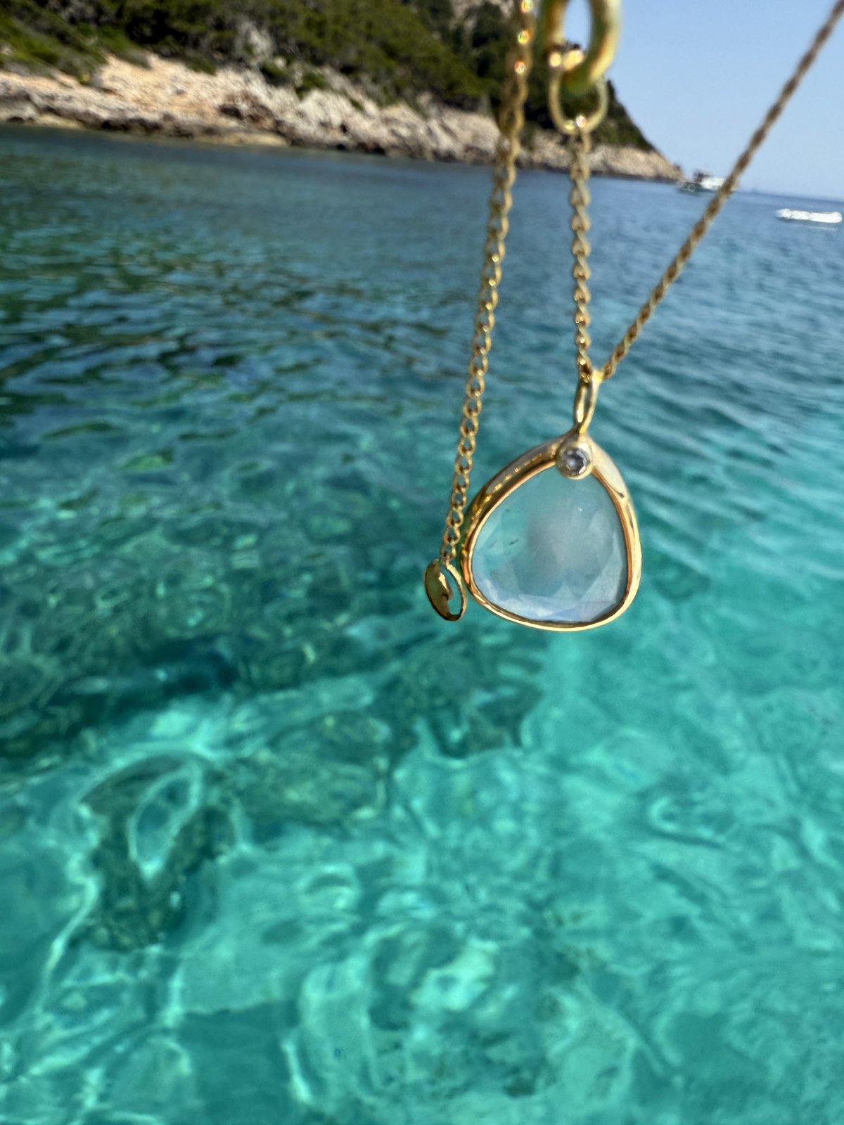 Joya Meta 10 de MOMISLAND sobre el mar
