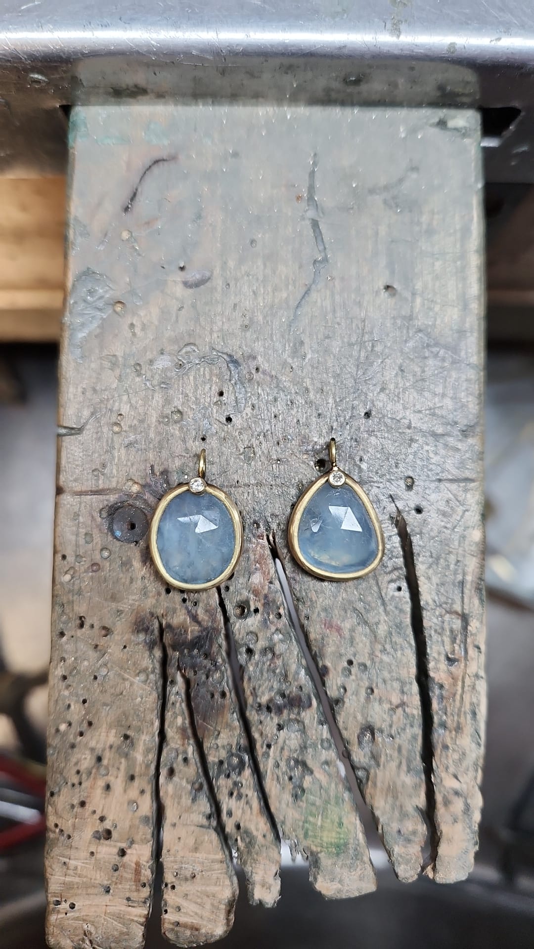 Pendientes artesanales de SAIA Holistic Jewels